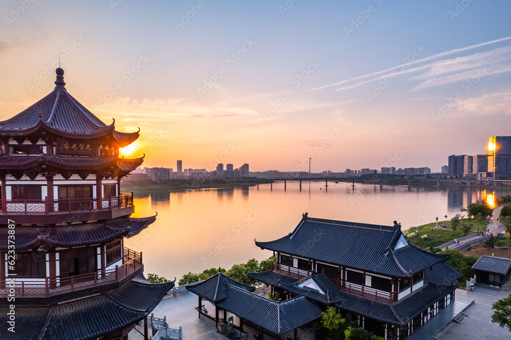 Fototapeta premium China Zhuzhou Separation Pavilion, beautiful ancient pavilion at dusk