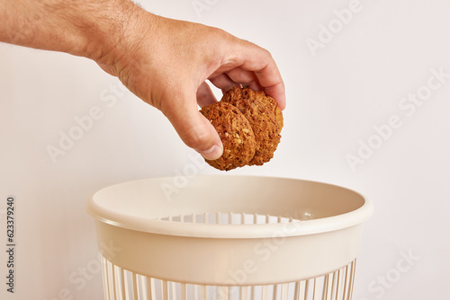 Canvastavla Stale cookies are recycled and thrown in the trash