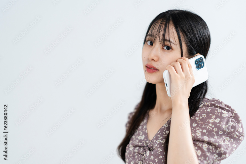 スマートフォンを使う女性 スマートフォンを使う女性