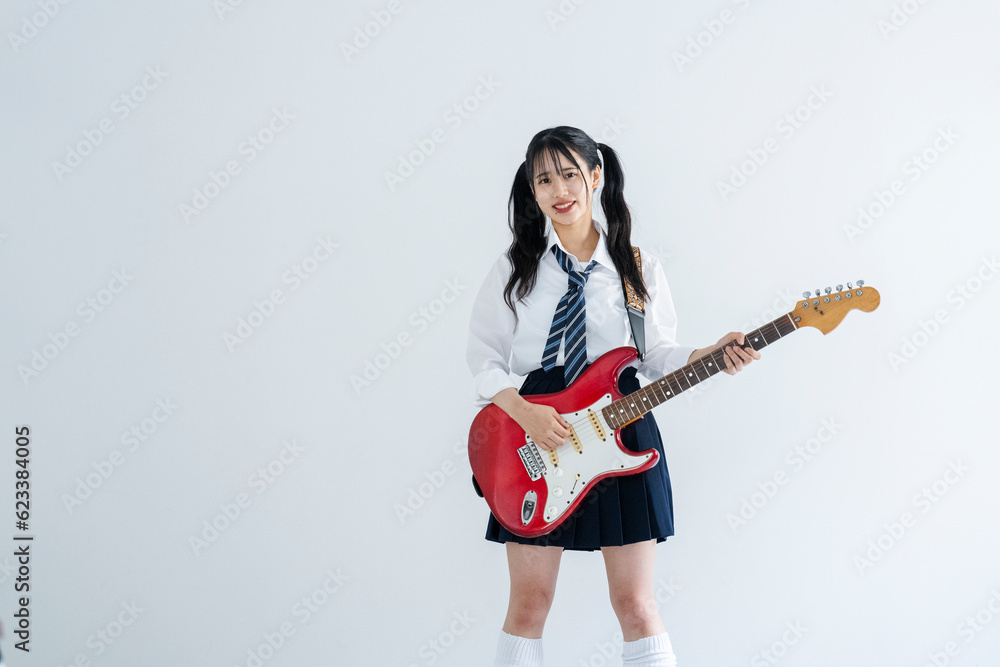 ギターを弾く女子高生 ギターを弾く女子高生
