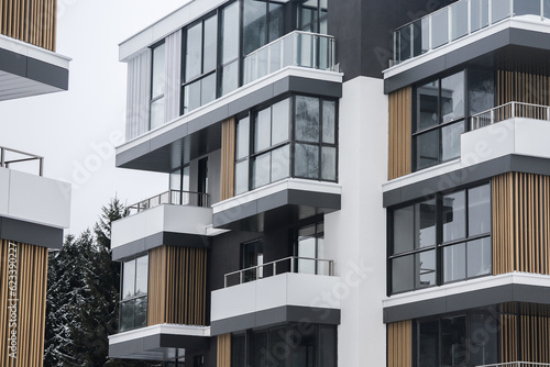 Fotografi condominium penthouse living area with wooden balcony and stunning view of winte