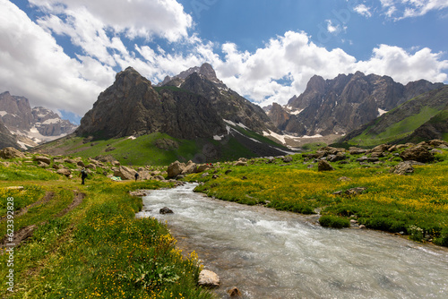 Foto cilo mountains, hakkari, high mountains and clouds, valley of heaven and hell