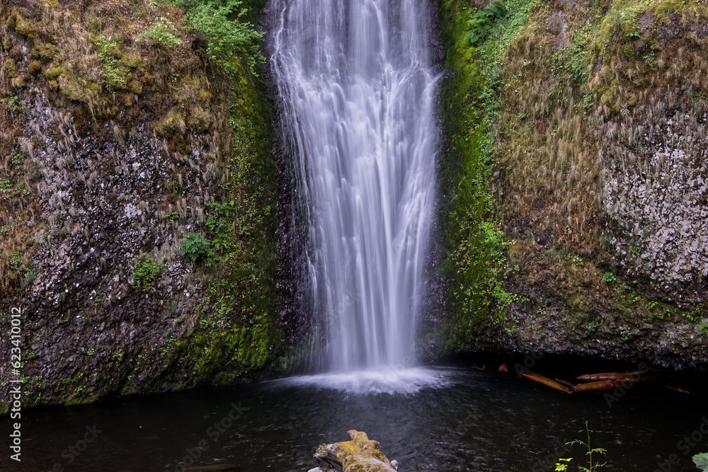 Obraz premium Columbia River Gorge Waterfall During the Day