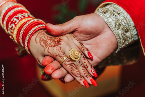 Φωτογραφία Bride and Groom Holding Hands