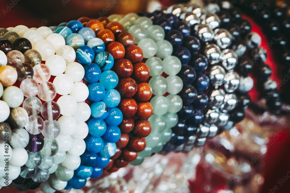 Bracelets colorés avec des perles en pierres de soin semi-précieuses - Bracelet en apatite aventurine jaspe agate - obrazy, fototapety, plakaty 