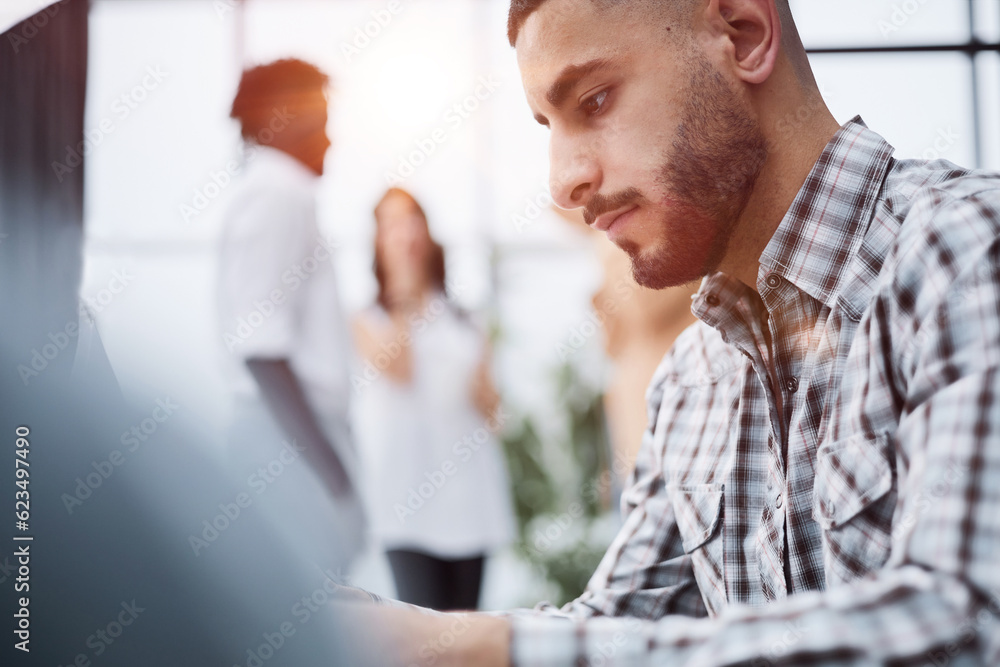 Obraz premium Businessman's hands Notepad and documents. office work concept