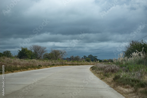 Fototapeta Naklejka Na Ścianę i Meble -  Carretera con cielo nublado