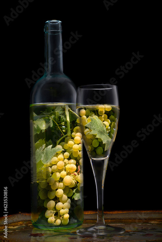 glass of wine and grapes