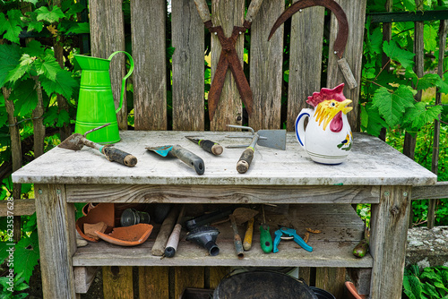 Canvastavla a gardener's work table with various tools