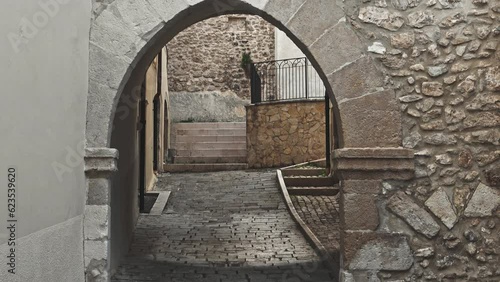 Porta di Murro is the last remaining gate of the walls of the town of Goriano Sicoli. Above the arch is a bas-relief with a lion and two female figure.