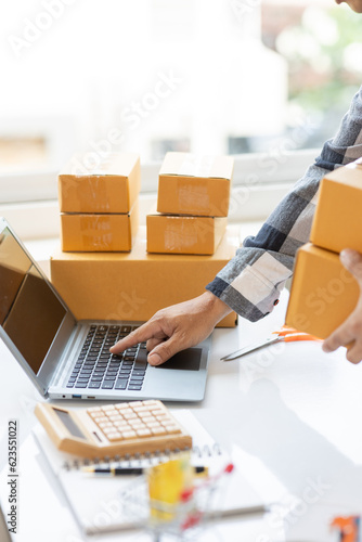 start a small business SME business owners Business owners check online orders To prepare to pack boxes for sale to customers, business ideas for sme online