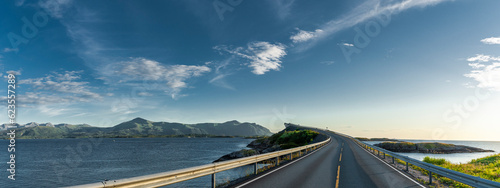 Atlantikstrasse mit Storseisundbr  cke in Norwegen