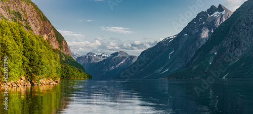 Panoramblick auf den Eikesdalsee in Norwegen