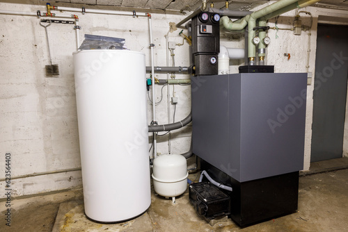 Moderne Ölheizung-Heizung im Keller