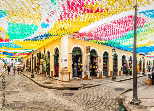 Ruas do centro histórico de São Luís/MA, decoradas para festas juninas. 