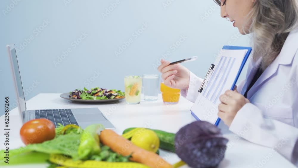 Nutritionist explains healthy diet program. Nutritionist explains healthy diet program.