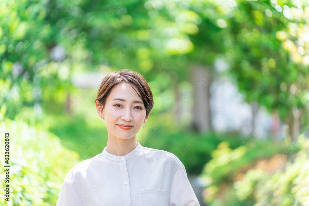 新緑と笑顔の女性 新緑と笑顔の女性