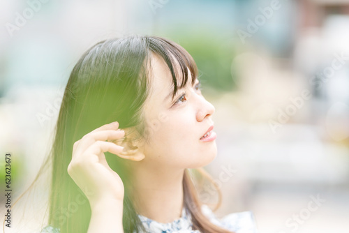 見つめる女性