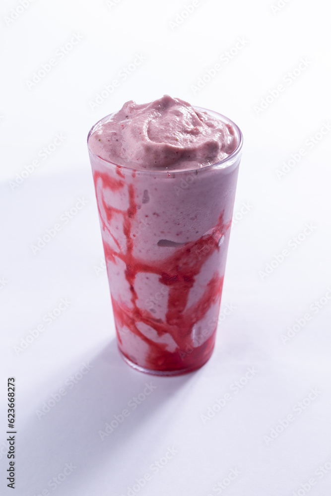 Milk shake de frutas vermelhas com calda de morangp Milk shake de frutas vermelhas com calda de morangp