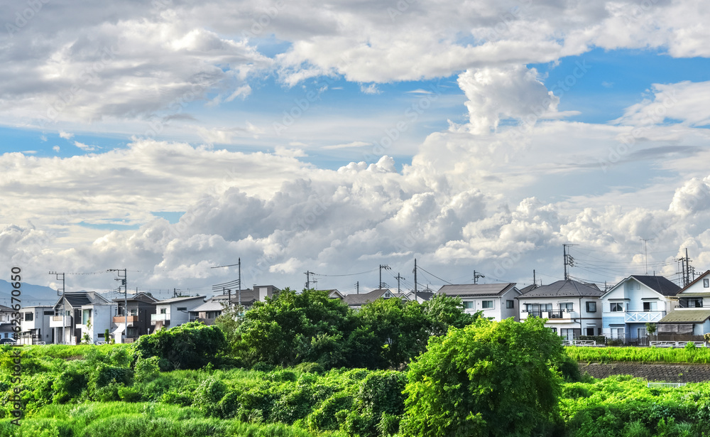 日本の住宅地と夏の空