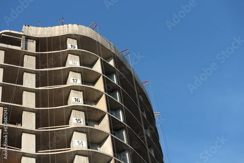 The top numbered floors of a nineteen-story building under construction.