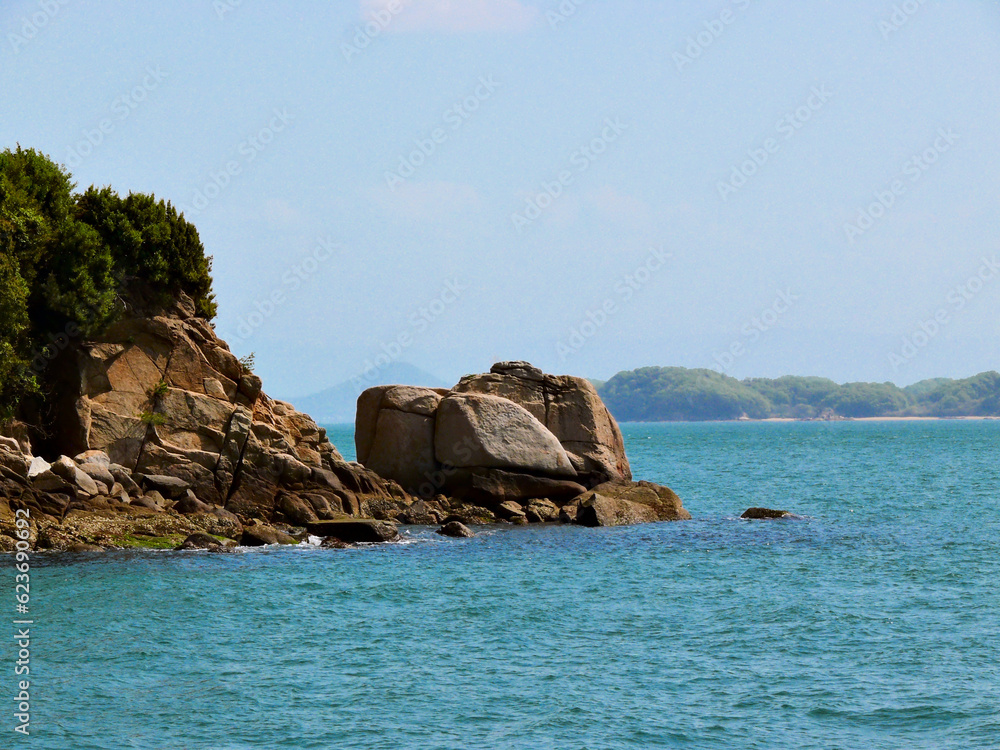 Foto de 瀬戸内海沿岸の島の岩。 瀬戸内海の干潮時の風景。 do Stock Adobe Stock