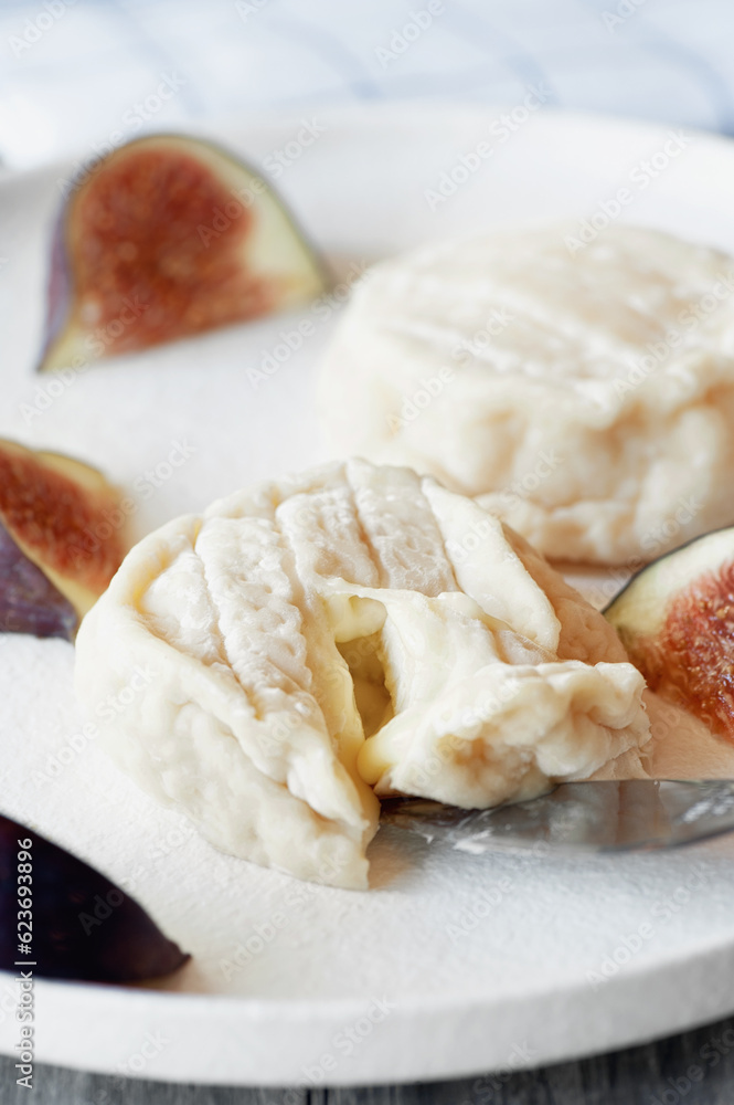 Goat cheese Coulommiers , brie, camembert from Russian farmers. Cheese is served with fruit Goat cheese Coulommiers , brie, camembert from Russian farmers. Cheese is served with fruit