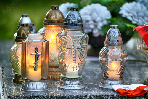Znicz Świeczka na grobie osoby bliskiej świeci podczas święta zmarłych.