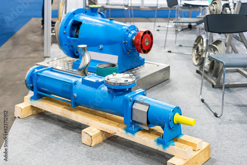 Progressive cavity positive displacement pump or eccentric screw pump for conveying sludge or other fluid high viscous or shear sensitive in industrial