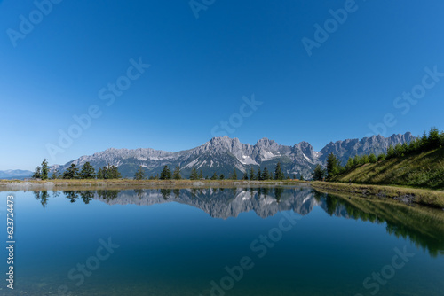 Spiegelung des Wilden Kaiser im Astbergsee in Going.