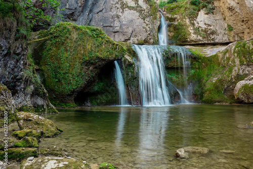 La cascade de la Billaude, aussi appelée « saut Claude-Roy », est l'un des sites les plus grandioses du Jura en France. La rivière Lemme plonge par une fissure étroite dans un amphithéâtre rocheux