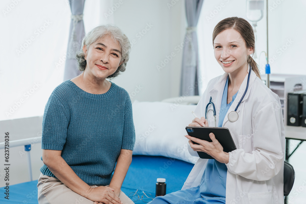 Obraz premium Beautiful modern female doctor talking to an elderly woman patient with a smiling face at the hospital.