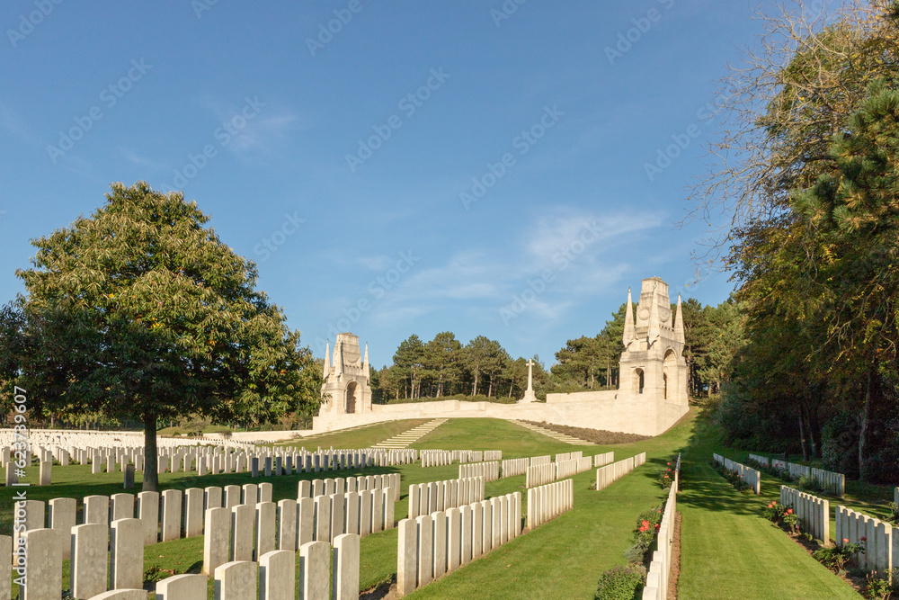 Monument et stèles du cimetière militaire britannique d'Etaples-sur-Mer