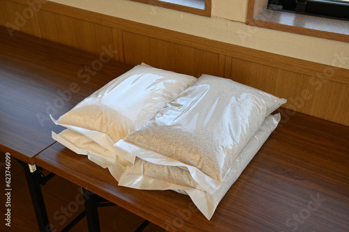 農家が収穫した米を20㎏単位のコメ袋で包み販売の準備をして保存してある