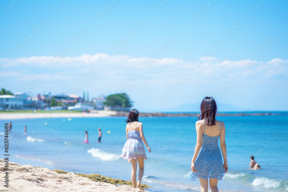 真夏の海水浴を楽しむ女性たち：AI生成画像