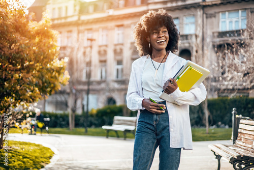 Fotografia Beautiful and happy Black female student enjoying outdoors in college campus