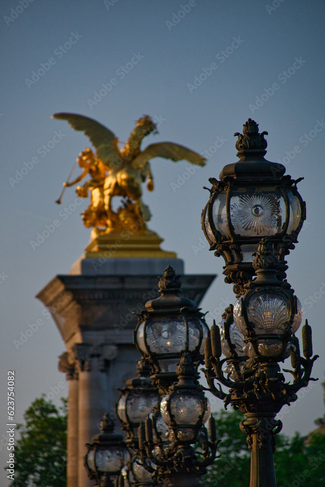 Farolas en el puente Alexandre III, París