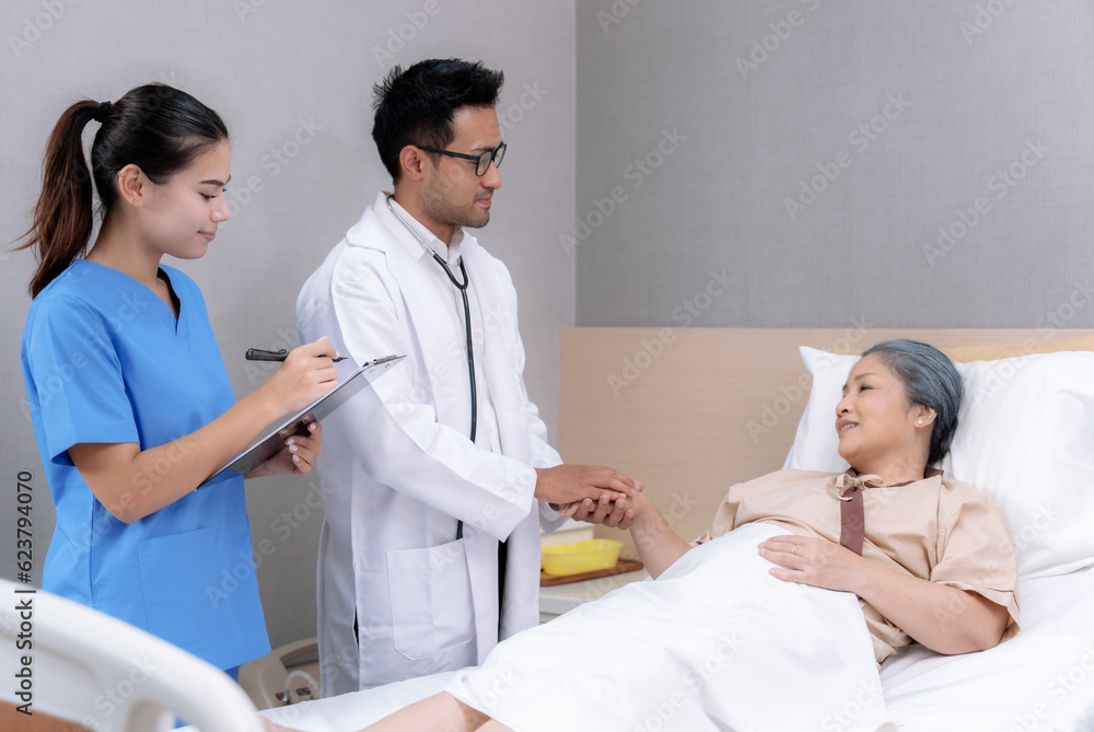 Obraz premium Caregivers in nursing homes take care of the care of the elderly closely.