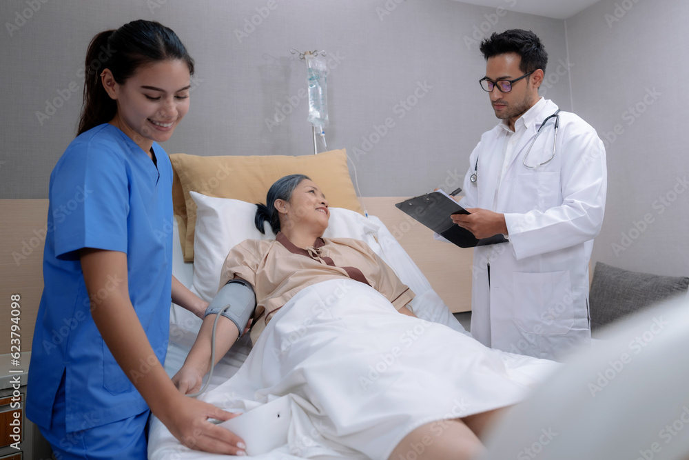 Caregivers in nursing homes take care of the care of the elderly closely. Caregivers in nursing homes take care of the care of the elderly closely.