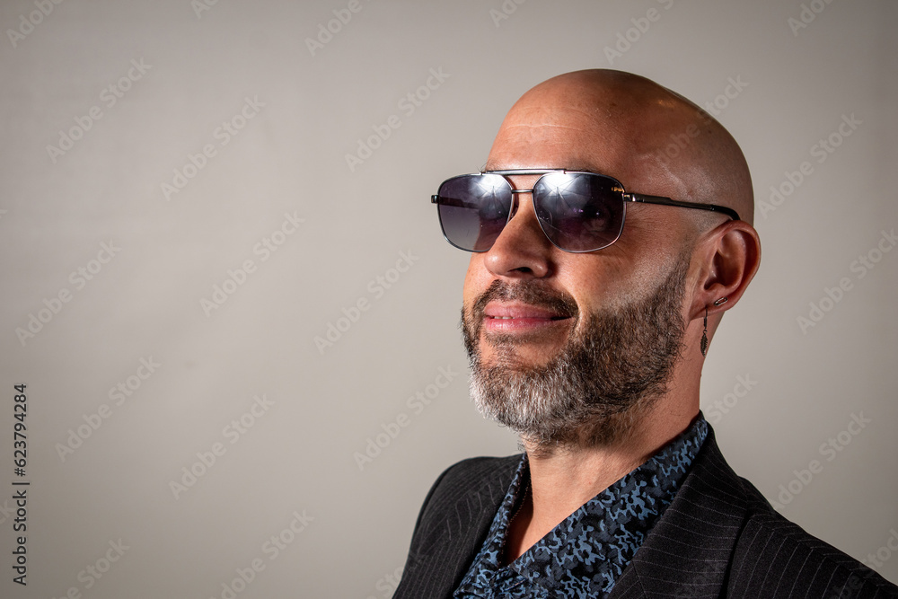 Fototapeta premium Hombre pelado sonriendo a cámara