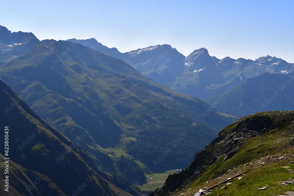 Schöne Landschaft mit Bergen am Timmelsjoch in Südtirol 