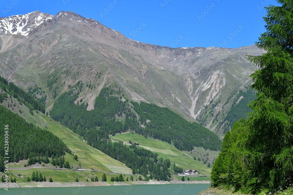 Schöne Landschaft mit dem Vernagter Stausee und Bergen im Schnalstal in Südtirol 