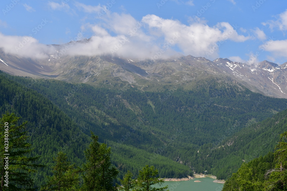 Der Vernagter Stausee und Berge im Schnalstal in Südtirol 