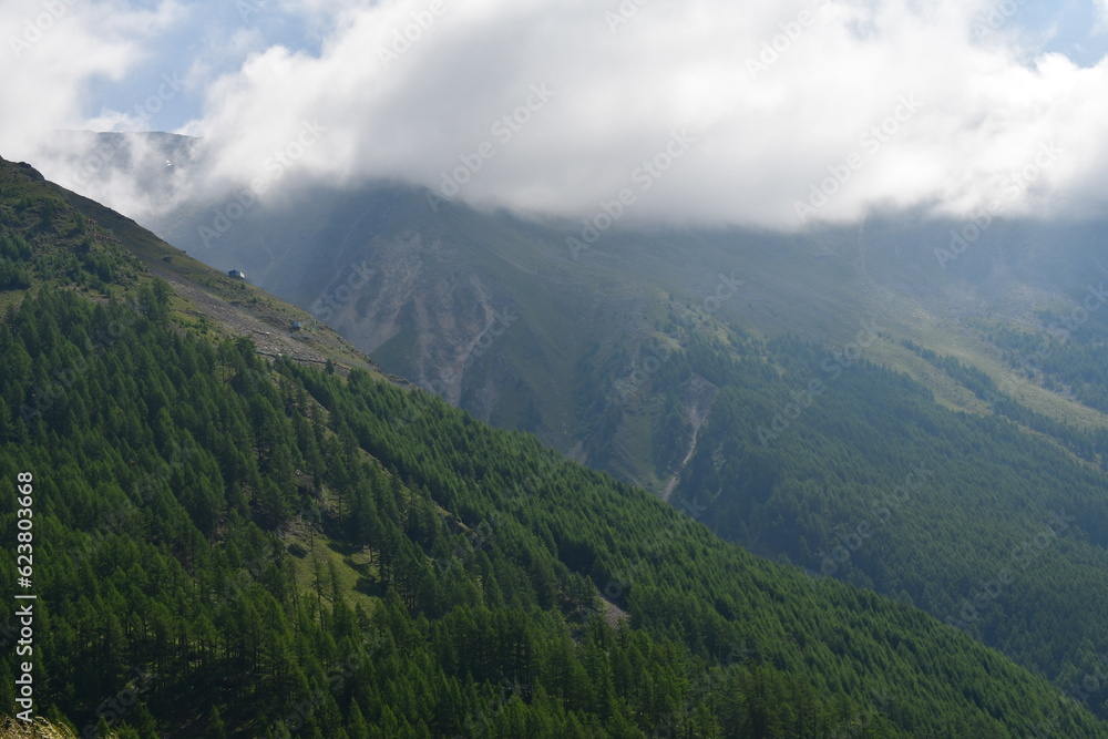 Schöne Landschaft mit Bergen und Wolken im Schnalstal in Südtirol Schöne Landschaft mit Bergen und Wolken im Schnalstal in Südtirol
