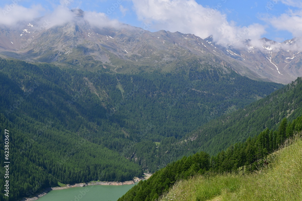 Schöne Landschaft mit Bergen und Blick zum Vernagter Stausee im Schnalstal in Südtirol 
