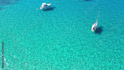 bateaux sur la mer au drone 