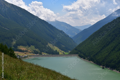 Blick über den Vernagter Stausee und das Schnalstal in Südtirol 
