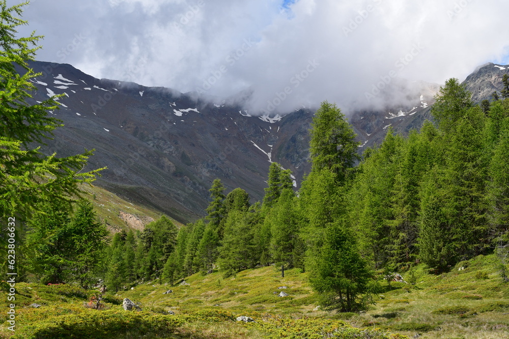Schöne Landschaft mit Bergen und Wolken im Schnalstal in Südtirol 