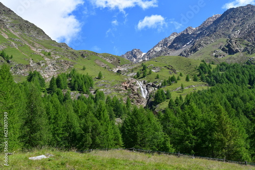 Sch  ne Landschaft mit Bergen im Pfossental in S  dtirol 