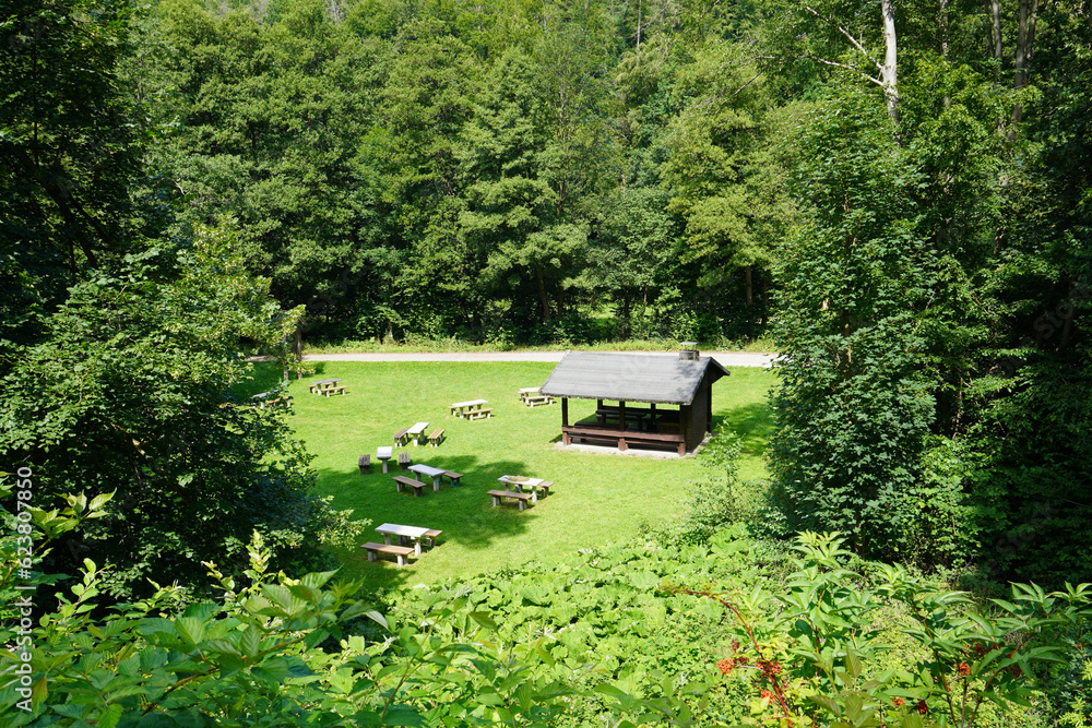 Blick auf eine Grillhütte mit Sitzbänken bei Scharzfeld im Harz in Niedersachsen Blick auf eine Grillhütte mit Sitzbänken bei Scharzfeld im Harz in Niedersachsen